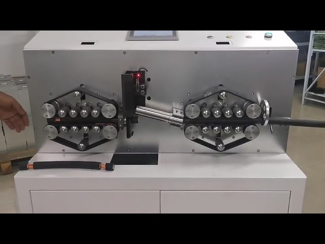 W pełni automatyczna, komputerowa maszyna do zdejmowania izolacji z dużych przewodów kwadratowych – do 150 mm²