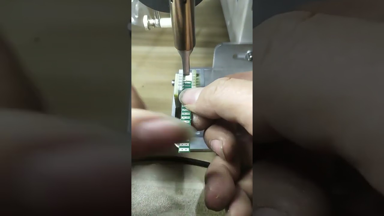 Półautomatyczna lutownica do przewodów – idealna do wtyczek lotniczych, taśm LED i płytek PCB