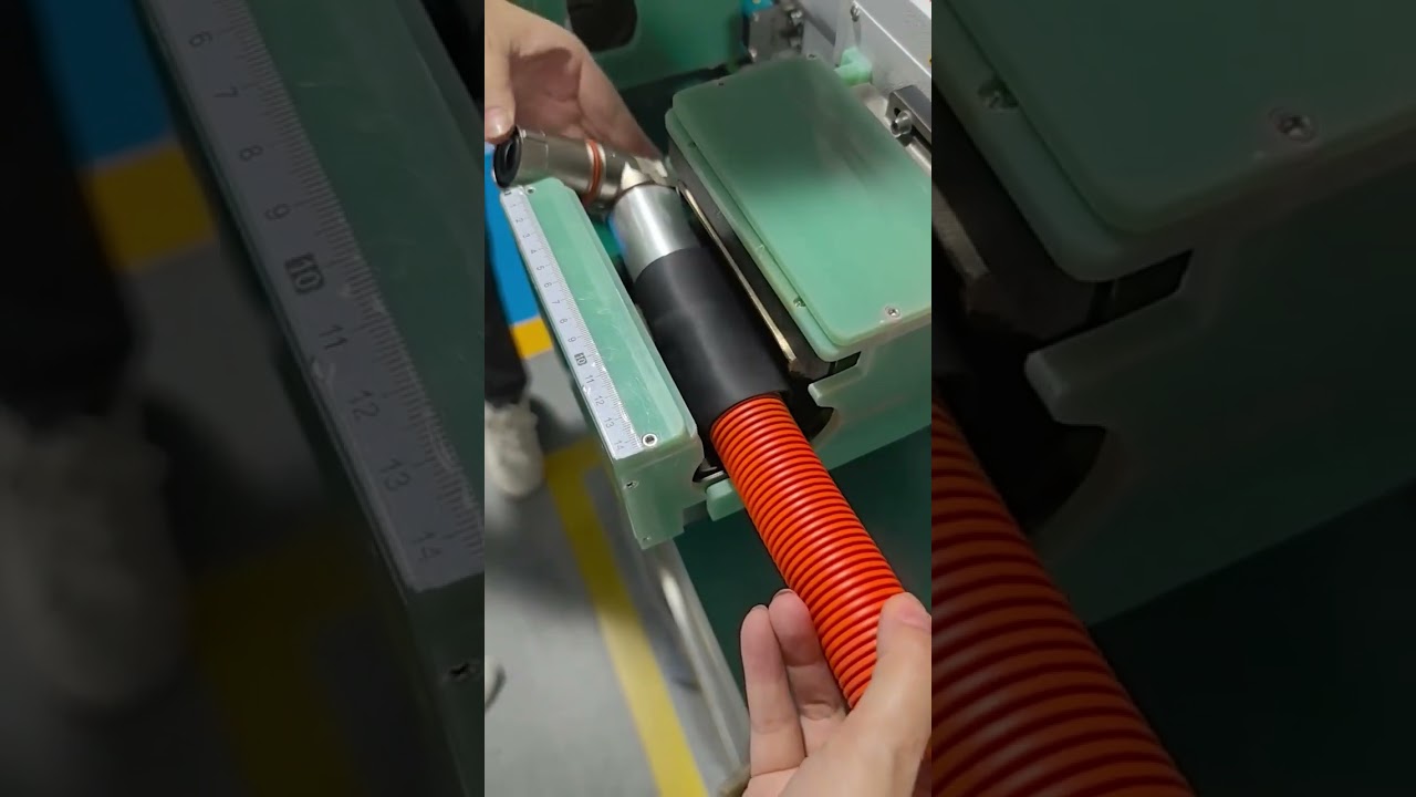 Podgrzewacz karbowanej rurki wiązki przewodów EV zapewnia idealne, równomierne dozowanie kleju termokurczliwego