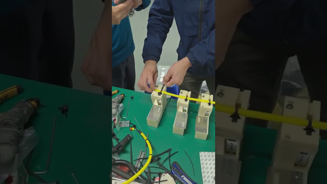 Poręczne mini narzędzie do opasek kablowych z automatycznym napinaniem i przycinaniem końcówek do idealnego owijania wiązek przewodów